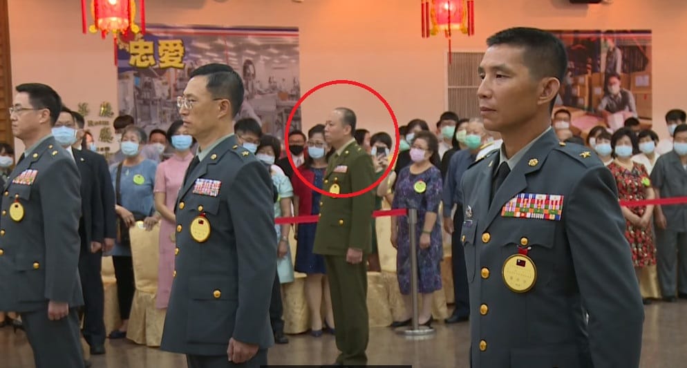 總統蔡英文警衛室主任陳敏華(紅圈標示者)因國安私菸案遭記大過仍順利晉升少將，但又被查出也利用該行程購買50條私菸。圖為2020年下半年陸海空軍將官晉任布達暨授階典禮。 圖：總統府YouTube截圖/新頭殼後製標示