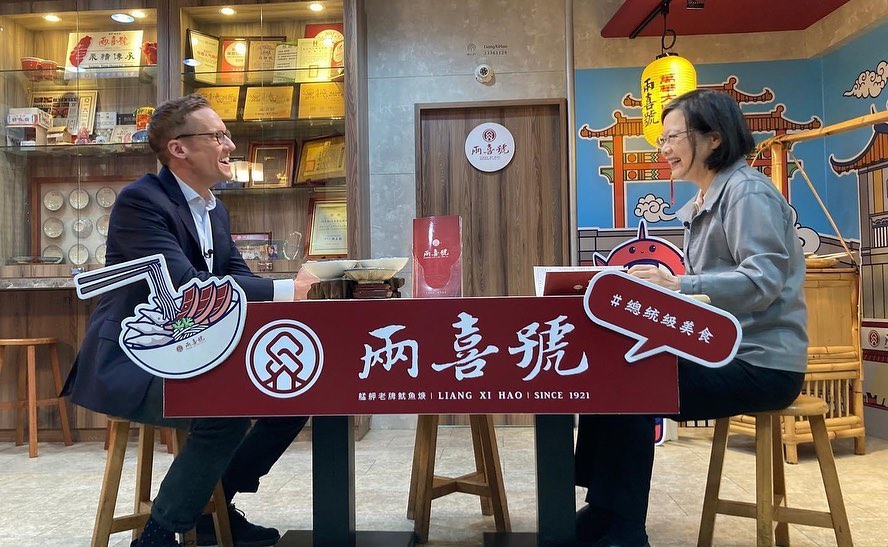 蔡英文偕同《CNN》記者萊普利（Will Ripley）至萬華老字號店家「兩喜號」吃魷魚羹 圖:兩喜號臉書粉專