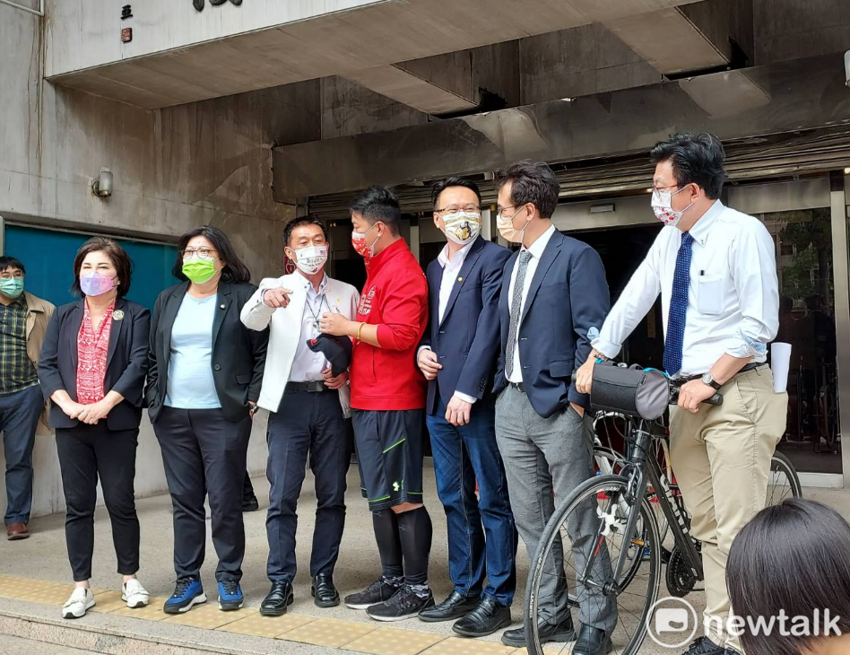 告別立院，多名綠委來送行。 圖：陳佩君／攝
