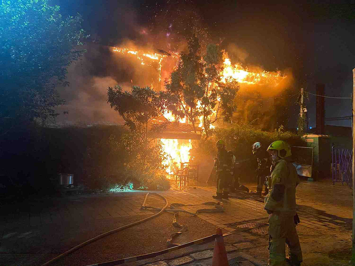 嘉義市北興街百年老木屋28日晚間發生火警，火勢相當猛烈。 圖：嘉義市消防局/提供