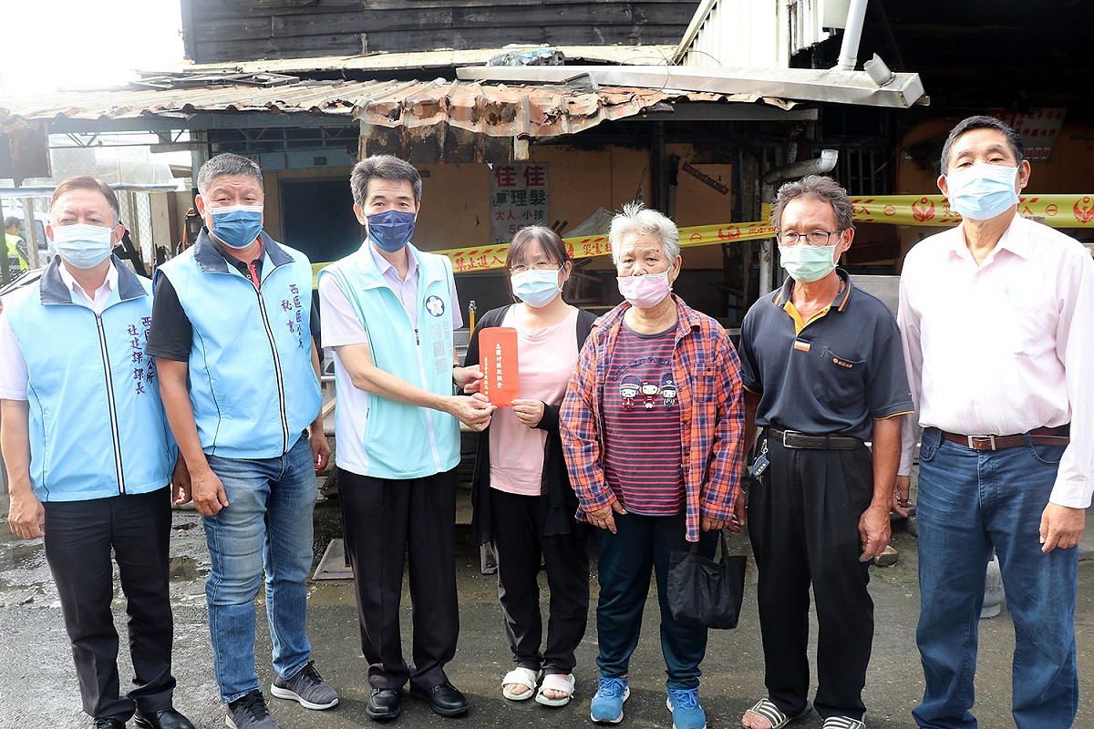 嘉義市北興街百年老木屋28日晚間發生火警，西區區公所區長柯國振率隊前往發放安遷救助金。 圖：嘉義市政府/提供