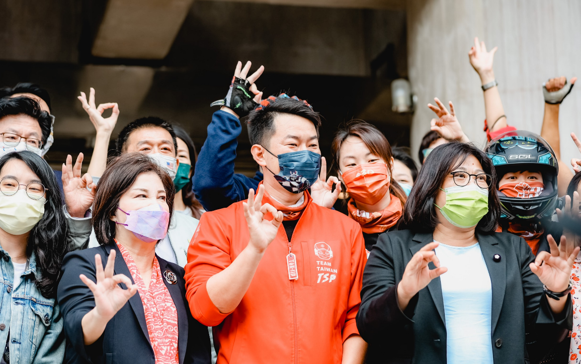 陳柏惟與支持者合影。 圖：陳柏惟辦公室 / 提供