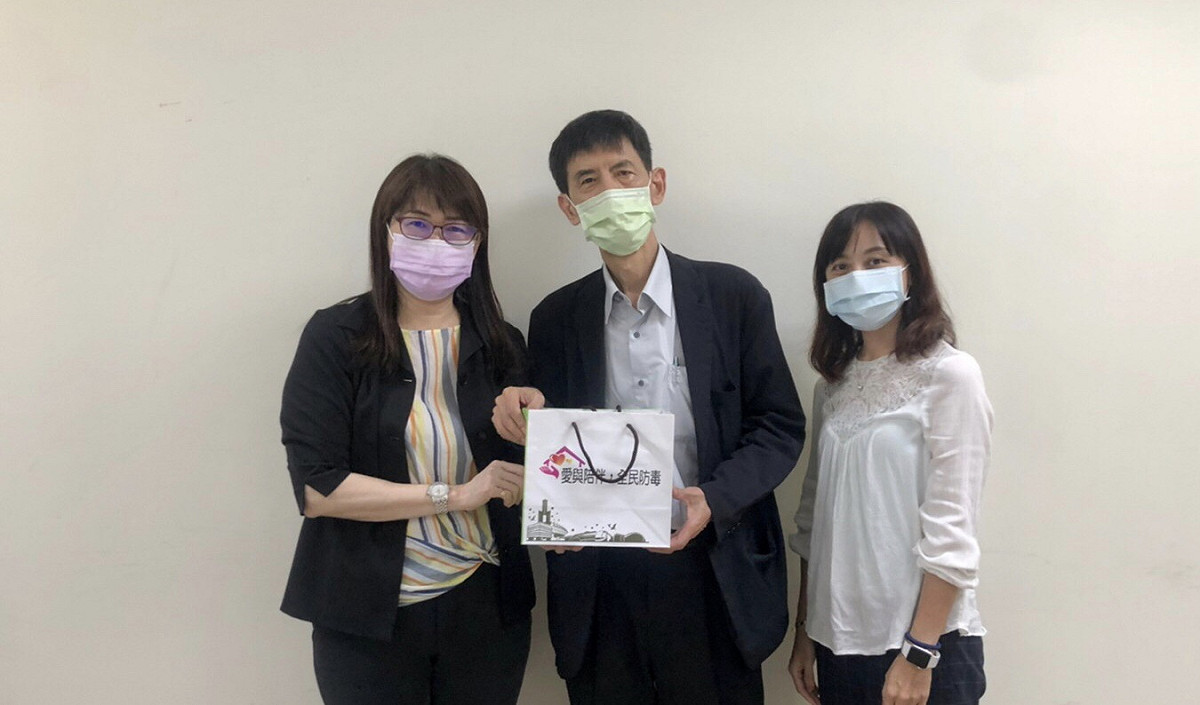 林瑩蓉局長勉勵學生懷抱熱情，展現專業，將見習所學融會貫通，做好踏入醫療、社服工作之職涯準備。 圖 : 高雄市毒防局/提供