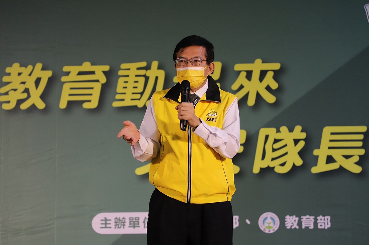 交通部長王國材表示，目前衛福部正研擬將春節返台居檢改為「10天旅館、4天居家」。 圖：交通部／提供