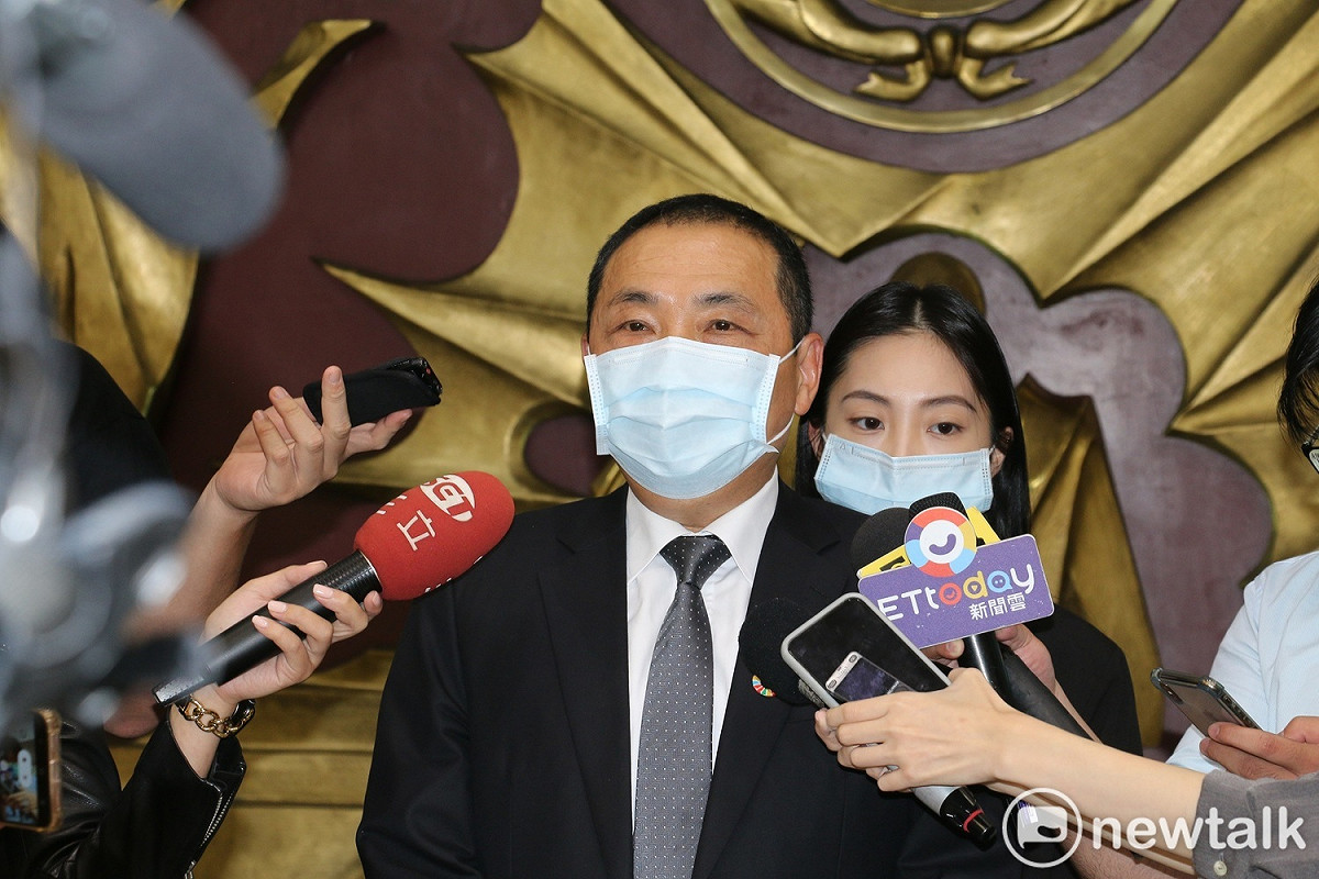 侯友宜建議，因應春節返鄉潮，首先要趕快把防疫旅館量能提高，再依據國內２劑疫苗接種率由專家評估是否放寬入境管制規定。 圖：林昀真／攝