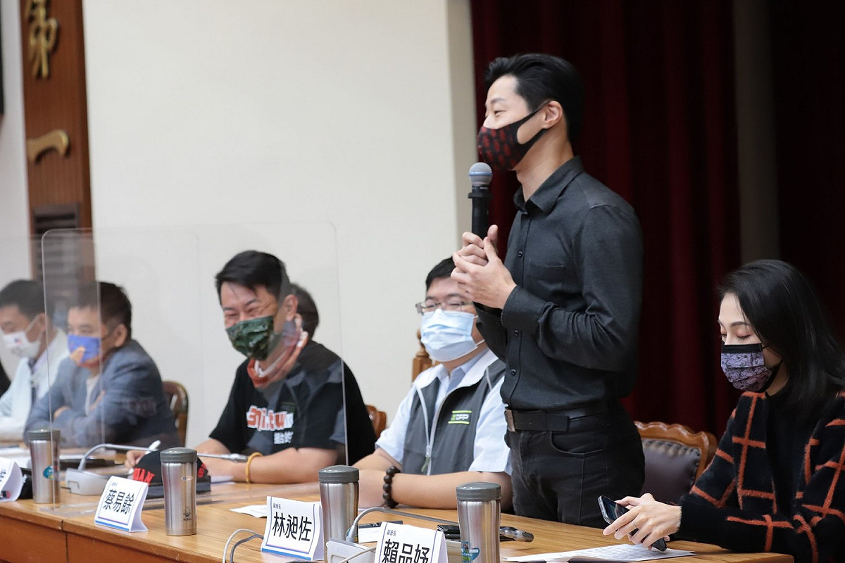 林昶佐表示，他遇到陳柏惟時想要出言安慰，拍完陳柏惟肩膀後，兩個人的眼淚就流下。 圖：翻攝林昶佐 Freddy Lim臉書