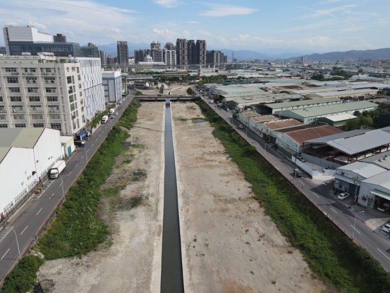 貴子坑溪首部曲施工後原有河道兩側植被保留良好，現地不再發出惡臭及髒亂。 圖：新北市水利局提供