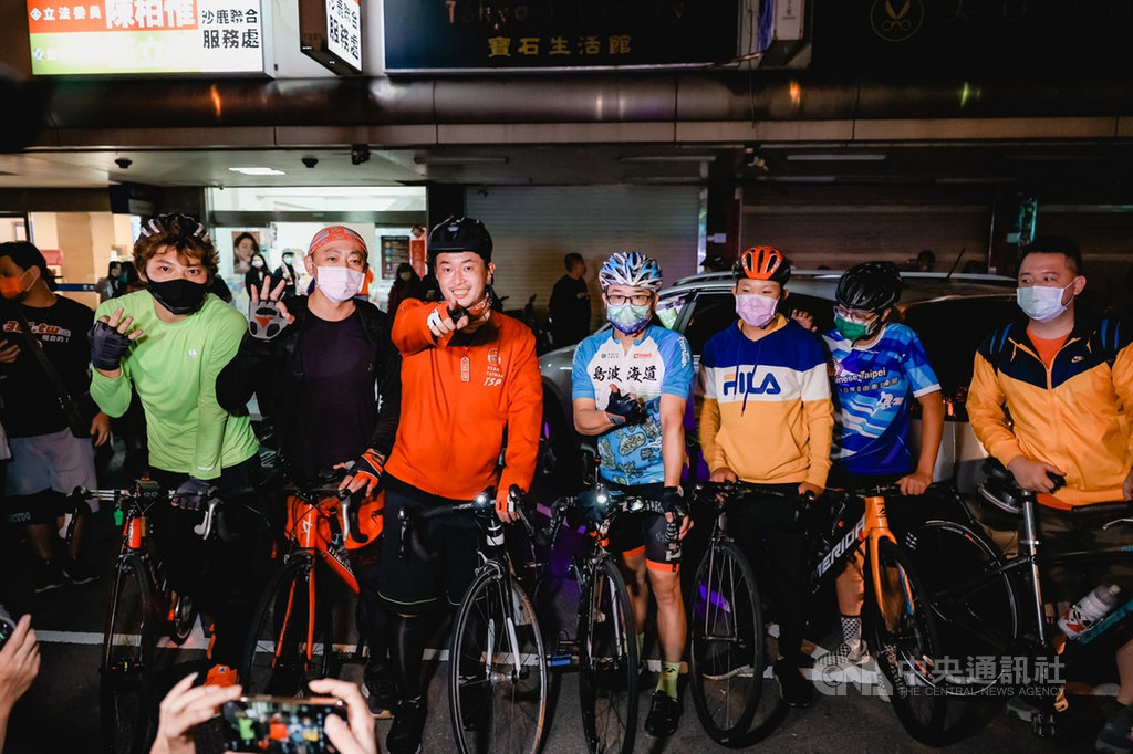 陳柏惟（右5）29日中午從立法院出發，一路騎單車回台中，30日凌晨約1時抵達沙鹿服務處。 圖：陳柏惟服務處提供