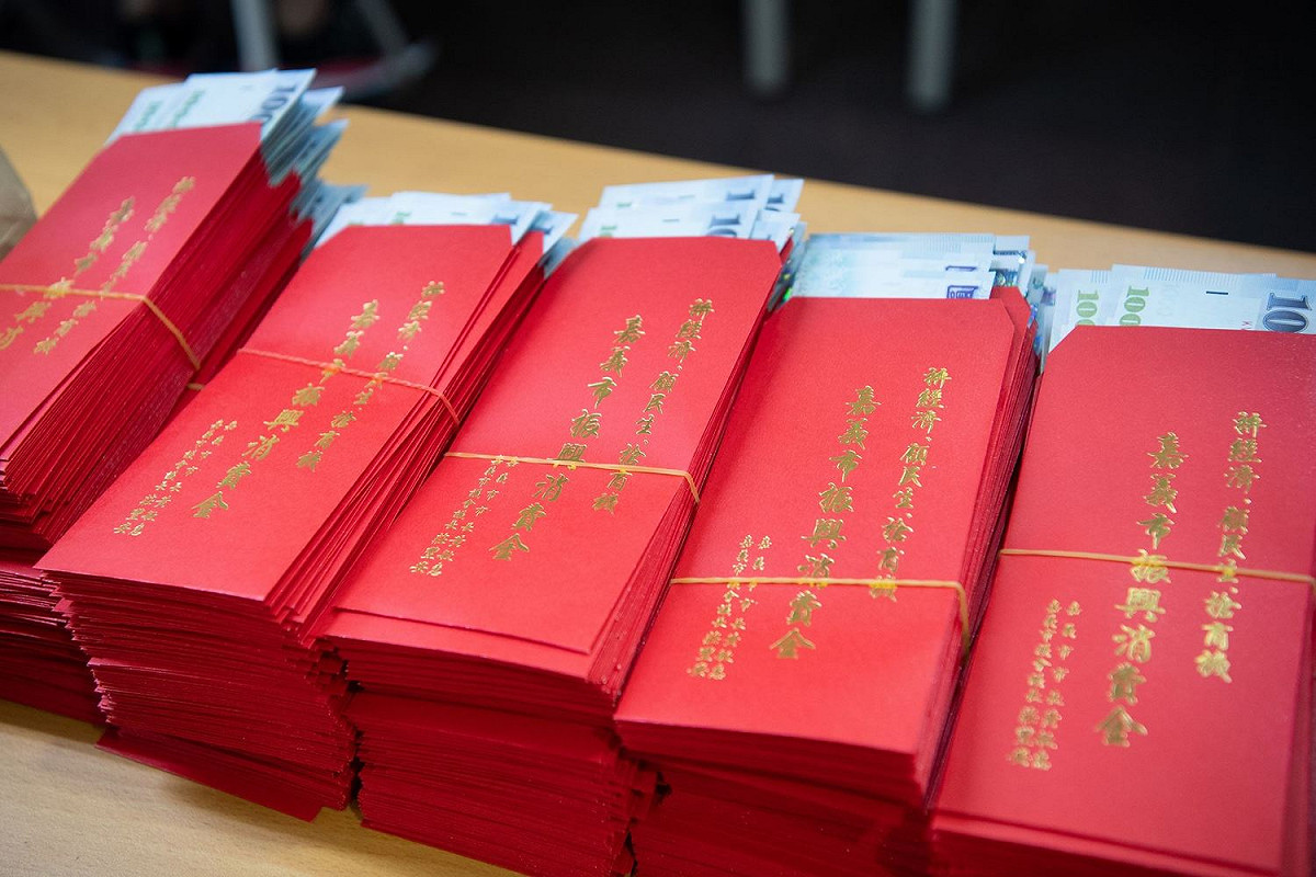 嘉義市配合振興五倍券，普發2000元消費金，今日開放領取。 圖：嘉義市政府提供