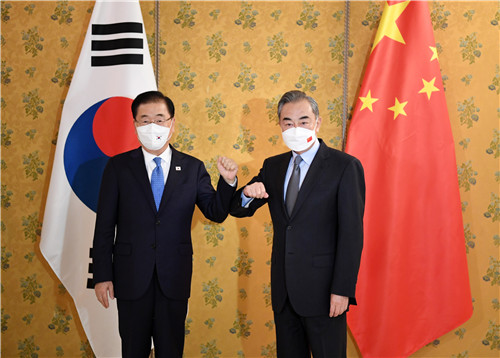 南韓外交部長鄭義溶與中國外交部長王毅會唔，韓半島局勢、韓中關係發展與地區及國際問題交換意見。 圖：翻攝自中國外交部網站（資料照）