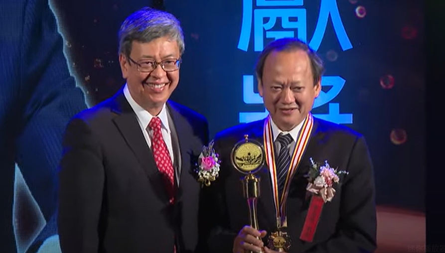 前衛生署長葉金川獲得「個人特殊貢獻獎」。 圖：擷取自厚生基金會直播