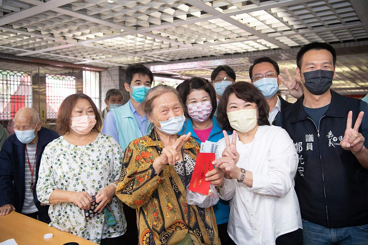 嘉義市長黃敏惠到經國新城關心振興消費金發放情形，與市民同享小確幸。 圖：嘉義市政府/提供