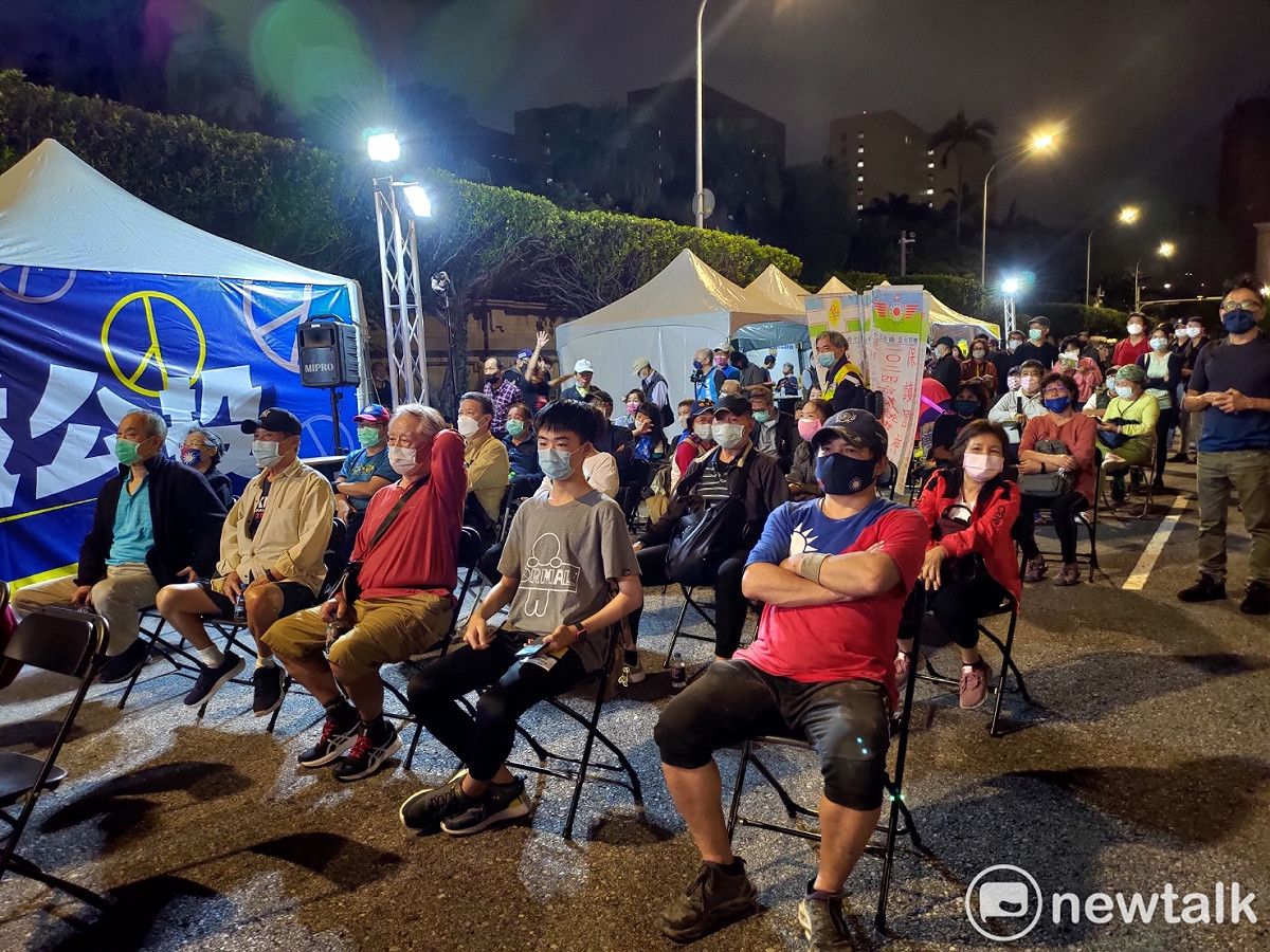 藍營支持者聚集支持羅智強的夜宿凱道行動。 圖：黃建豪/攝
