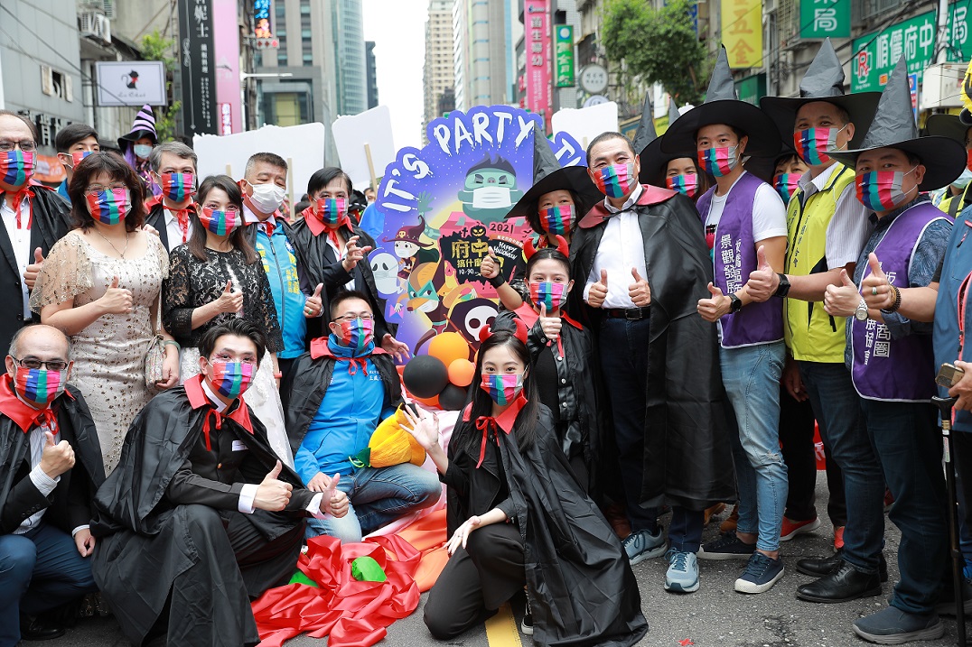 2021府中搞什麼鬼，侯友宜扮吸血鬼王盼吸走疫情。 圖：新北市經發局提供