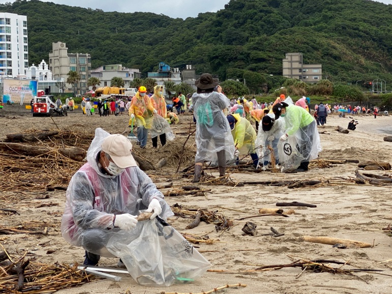 這次淨灘共清出500公斤垃圾及100公斤資收物。