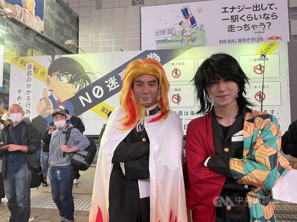 萬聖節週末是日本防疫重點措施解除的首個週末，東京澀谷可見變裝民眾在內的人潮。 圖/中央社