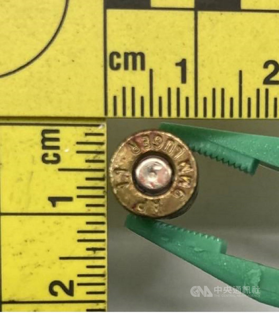 高雄警方與台南警方共組專案小組，31日凌晨在台南拘捕嫌犯時，嫌犯開槍拒捕，雙方發生槍戰，嫌犯被警方擊中送醫不治。 圖/三民第二警分局提供