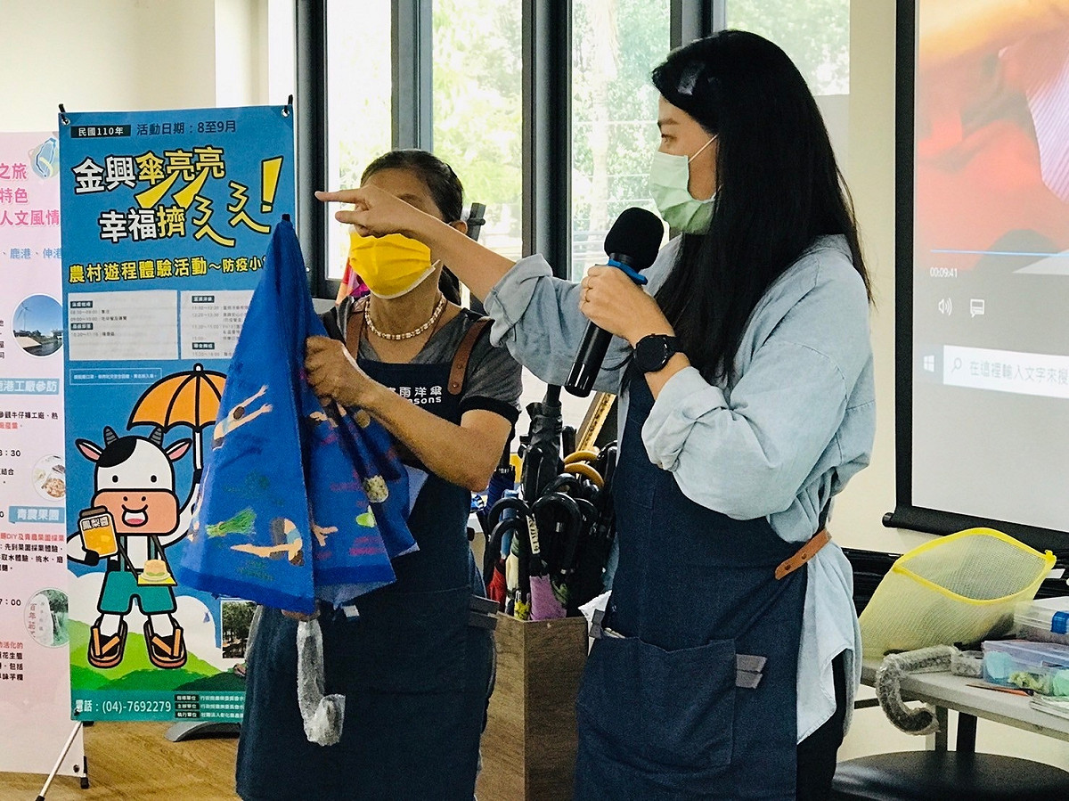 資深業師教遊客手作洋傘。 圖:彰化產業觀光發展協進會/提供