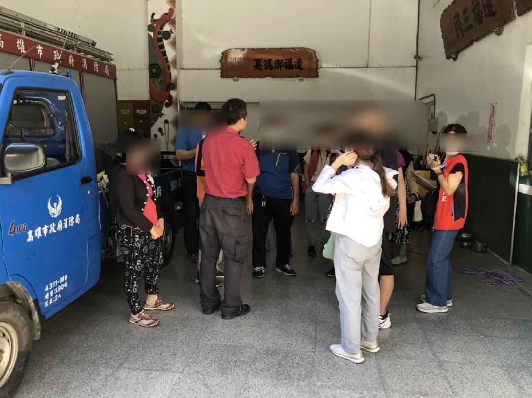 高雄市消防局表示，已知遭螫傷人數為23人，其中7人送往那瑪夏衛生所、7名送旗山醫院，另有9人在那瑪夏消防分隊做檢傷。 圖：民眾提供