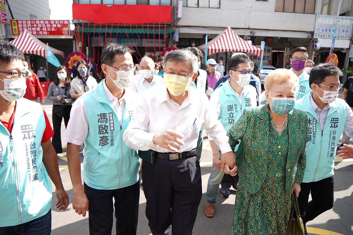 民眾黨主席柯文哲與柯媽何瑞英。 圖：民眾黨 / 提供（資料照）
