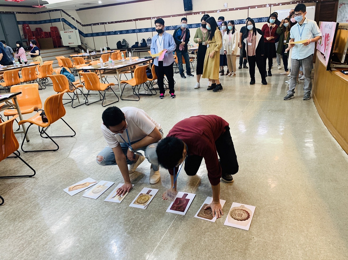 新北市未婚聯誼安排闖關活動，增進彼此認識機會，包括「客家童玩 DIY」、「甩紙炮」等。 圖：新北市民政局提供