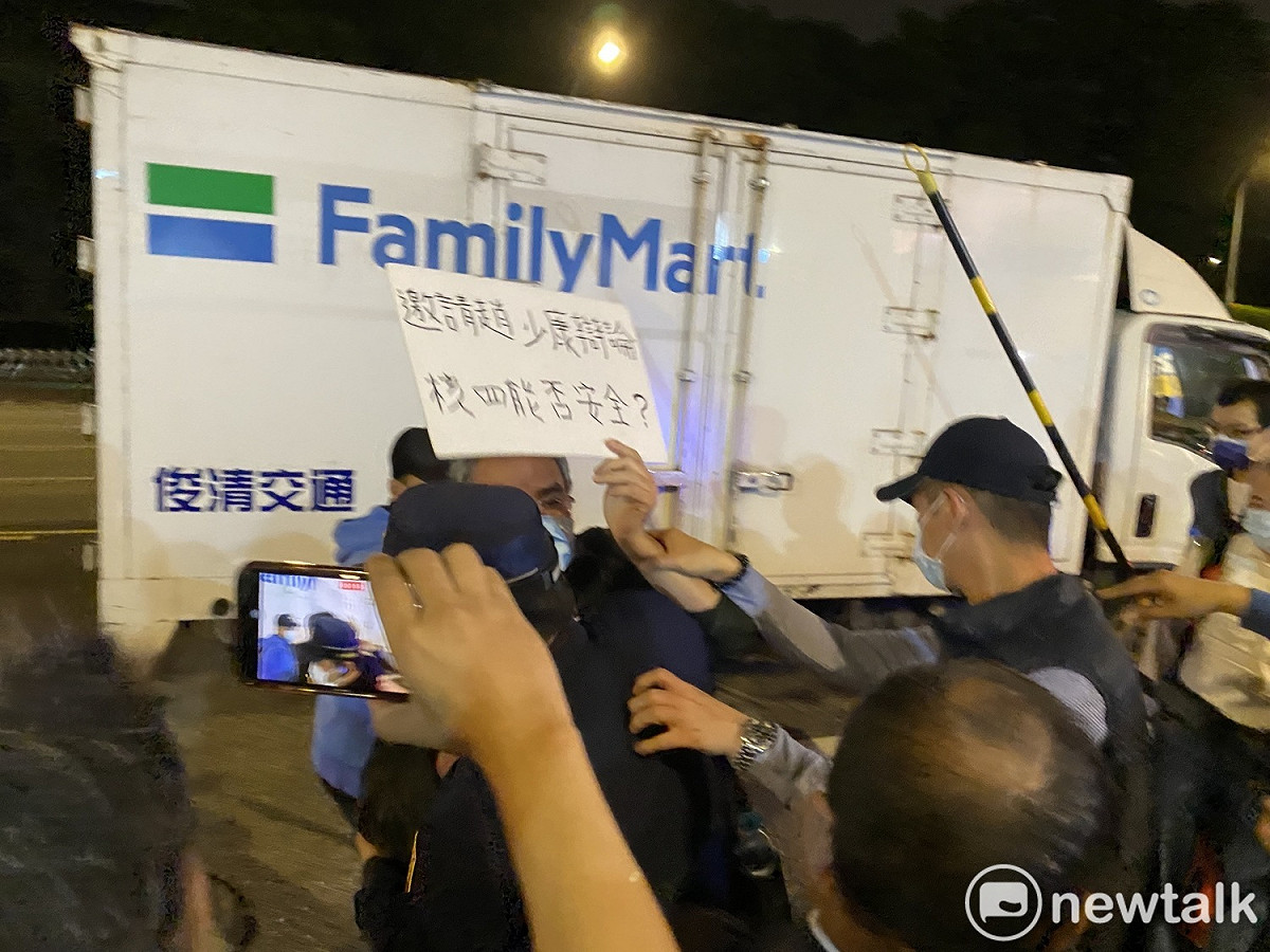 鹽寮反核自救會總幹事楊木火突然現身，高舉「邀請趙少康辯論核四能否安全？」手板抗議。 圖：周煊惠 / 攝