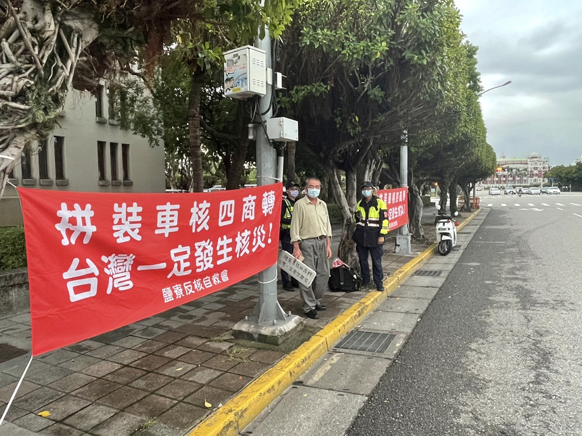鹽寮反核自救會總幹事楊木火昨日就在凱道現場高掛紅布條抗議核四重啟。 圖：台北市警局 / 提供
