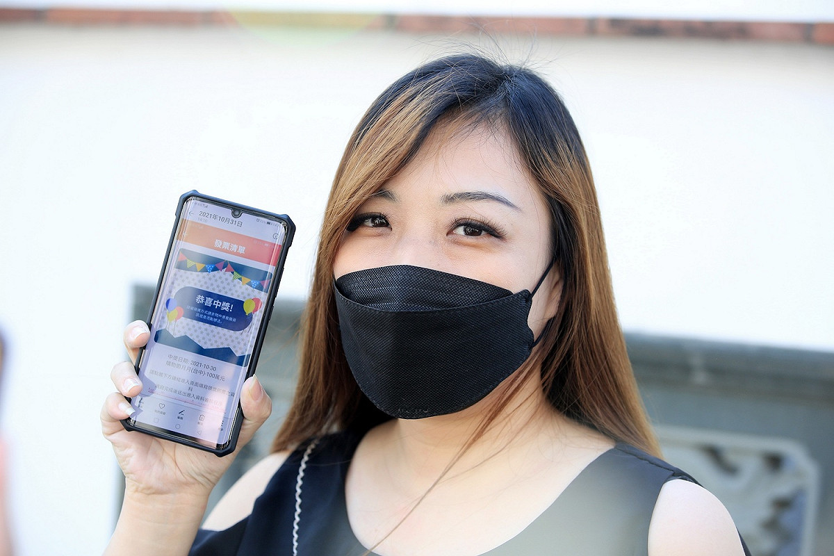 台中購物節百萬現金得主馬小姐大力推銷台中購物節。 台中市政府/提供