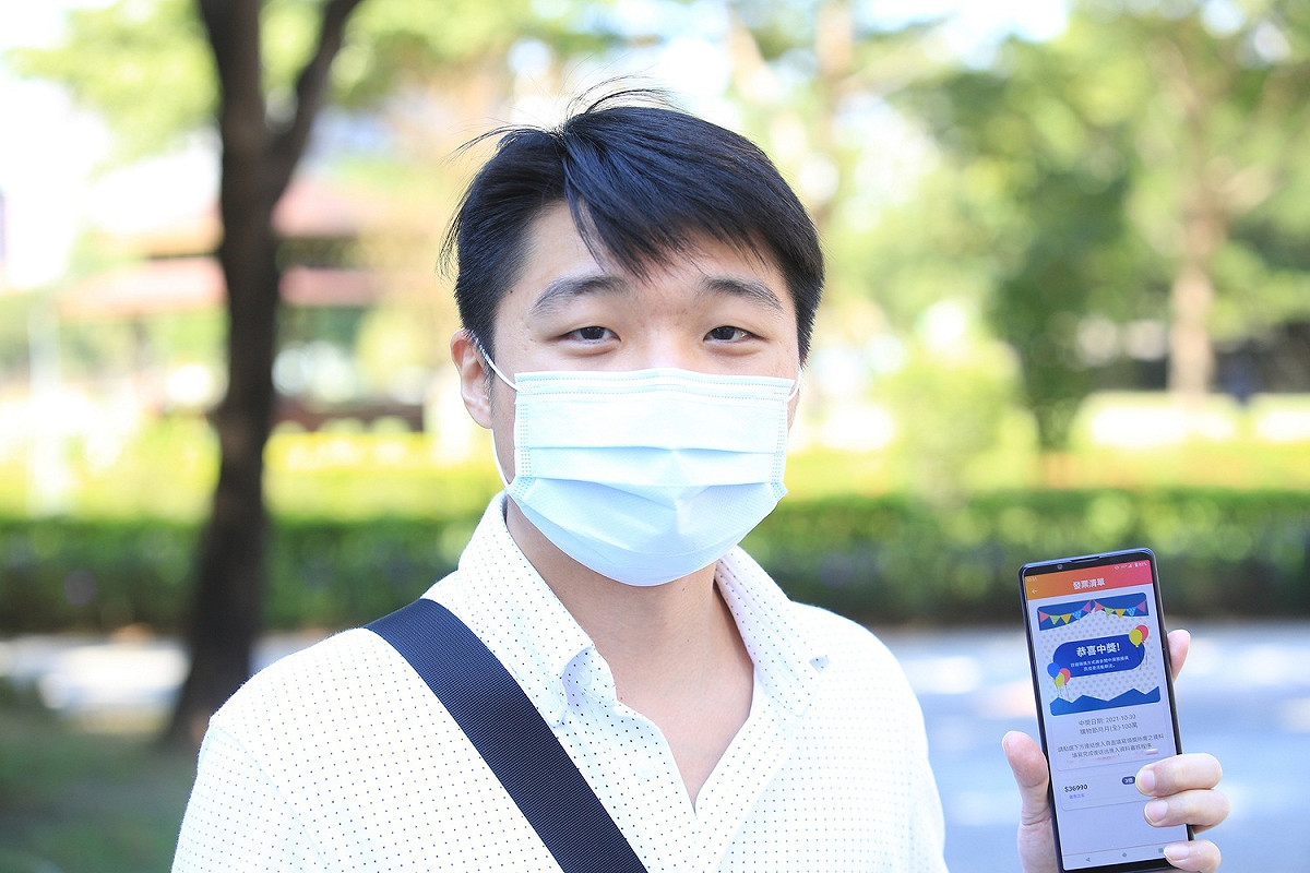 台中購物節百萬現金得主江先生不藏私提到，鼓勵民眾及早登錄發票，可大幅增加中獎機率。 台中市政府/提供