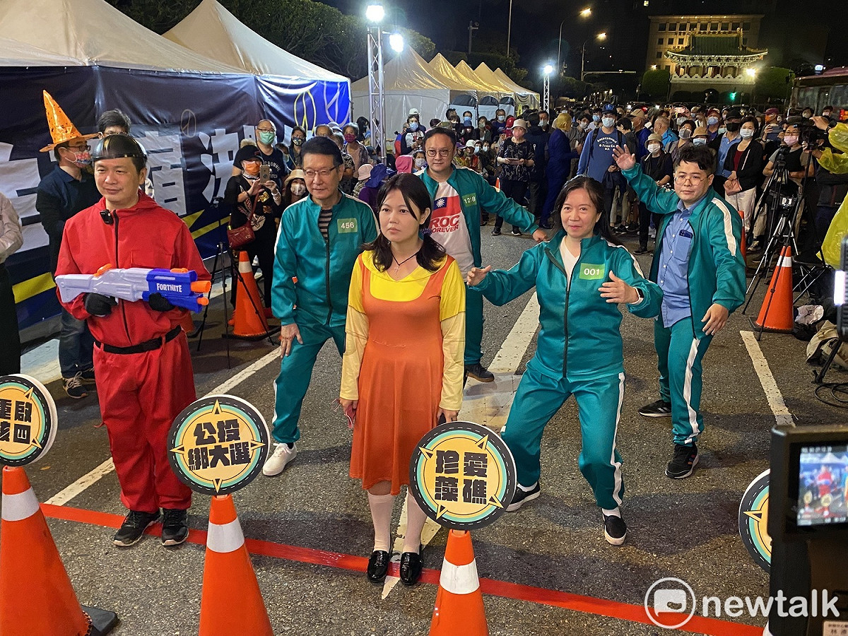 國民黨今晚在凱道辦《魷魚遊戲》一二三木頭人行動劇。 圖：周煊惠 / 攝