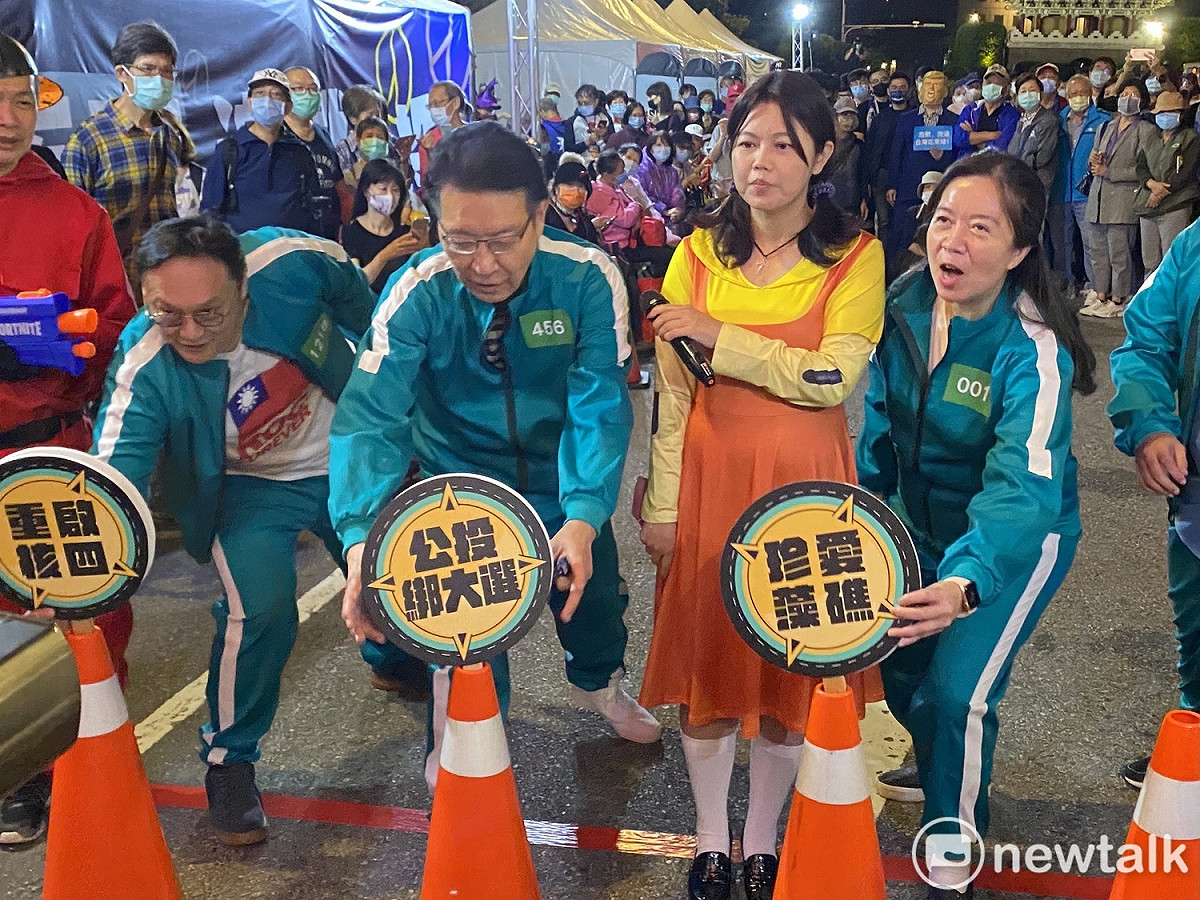 國民黨今晚在凱道辦《魷魚遊戲》一二三木頭人行動劇。 圖：周煊惠 / 攝