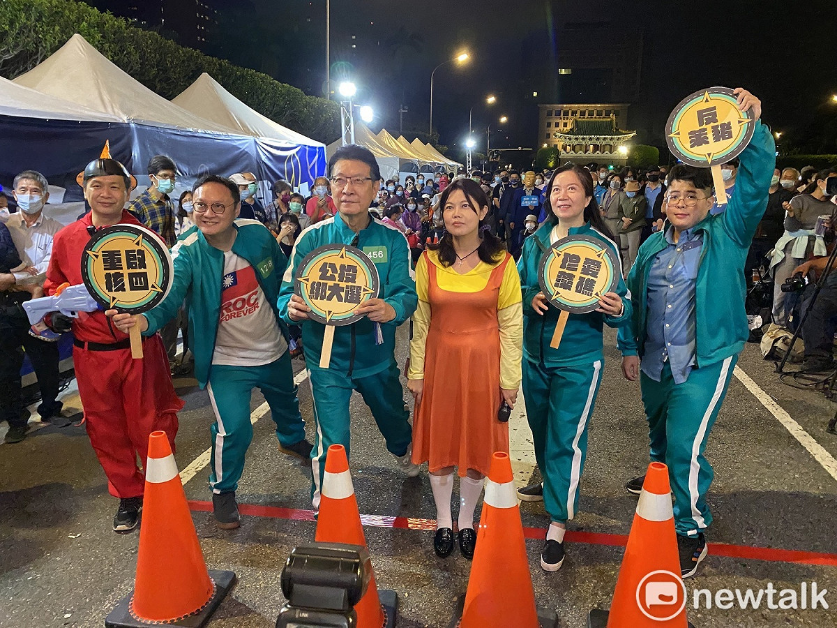 國民黨今晚在凱道辦《魷魚遊戲》一二三木頭人行動劇。 圖：周煊惠 / 攝