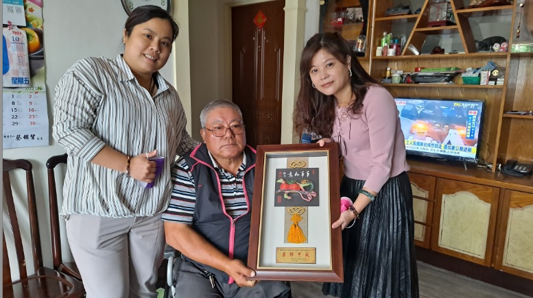 林榮富榮獲全國孝行獎，原民局社福科代理科長駱怡蓉(右) 與宋雨蓁Nikar‧Falong議員宋雨蓁(左)一同前往恭賀致意。 圖：新北市原民局提供