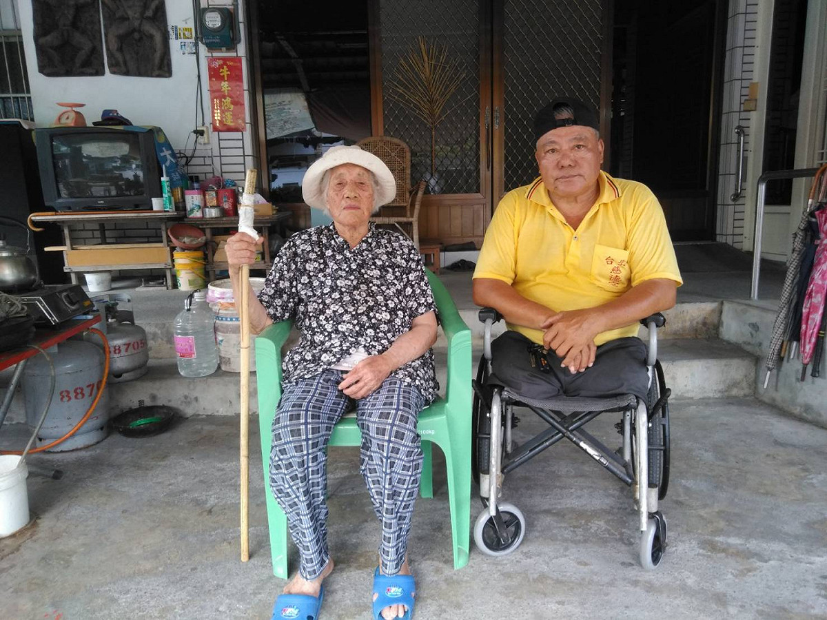 林榮富(右)平日多在花蓮縣玉里鎮苓雅部落陪伴及照顧母親(左)，母子倆感情相當深厚。 圖：新北市原民局提供