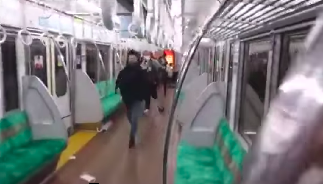 日本東京今晚發生一名24歲男子在行駛中的特急電車內揮刀砍人縱火事件，已知17人受傷。 圖：翻攝自日台交流廣場臉書