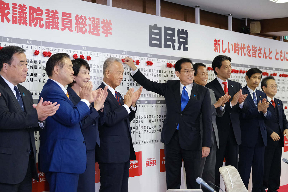 日本自民黨擺脫選前陰霾，此次在眾院大選中拿下261席，現任首相岸田文雄（中）也保住執政地位。 圖：翻攝自岸田文雄臉書（資料照片）