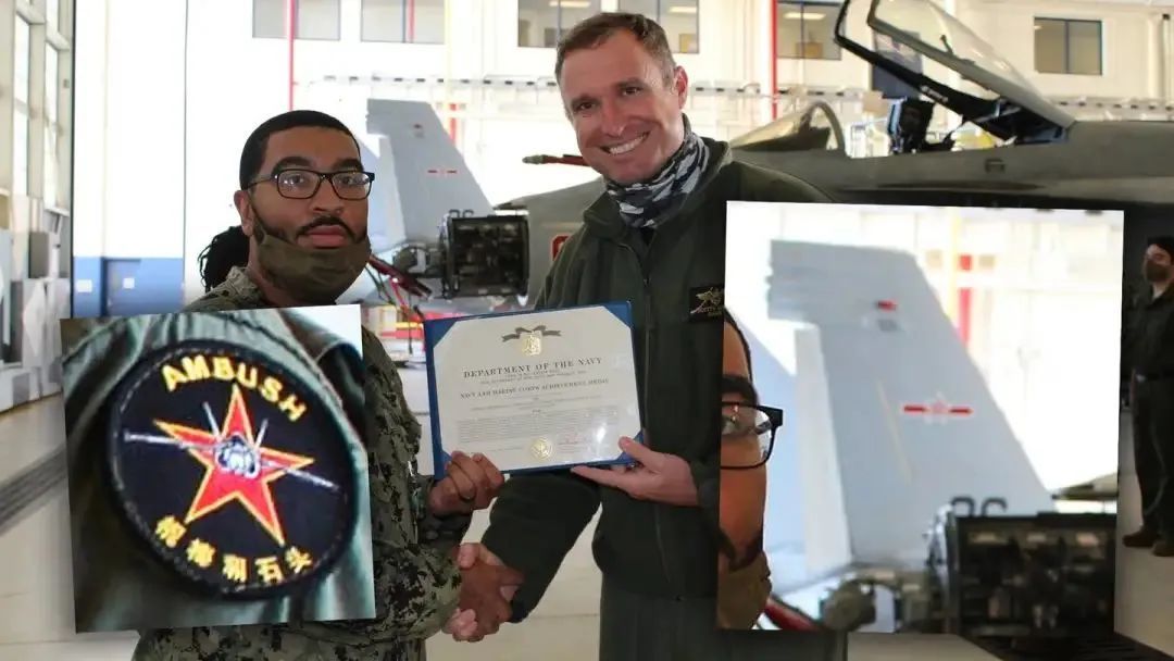 美國海軍在社交媒體 PO 出一張照片顯示，一架 F/A-18 戰鬥機的垂尾噴塗了中國軍隊的軍機標識，軍事人員制服上出現簡體中文字樣的臂章。 圖: 翻攝自VFC-12臉書