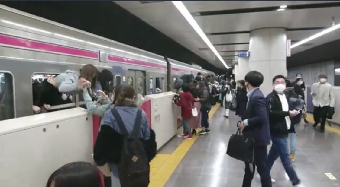 10 月 31 日日本東京發生列車遭裝扮成「小丑」者持刀縱火行凶案目前造成 17 人受傷，車廂內乘客紛紛從窗戶逃出。 圖：翻攝自推特