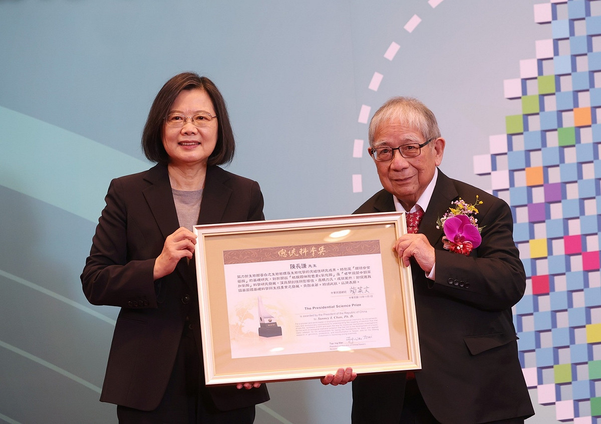 總統蔡英文與陳長謙院士（右） 圖：總統府 / 提供
