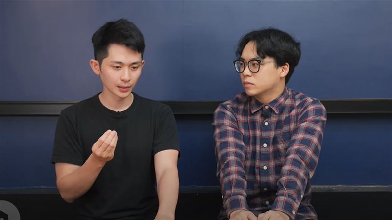 薩泰爾老闆博恩（左）宣布實施「賀瓏放飛自我100天」新企劃。 圖：翻攝自STR Network YouTube頻道