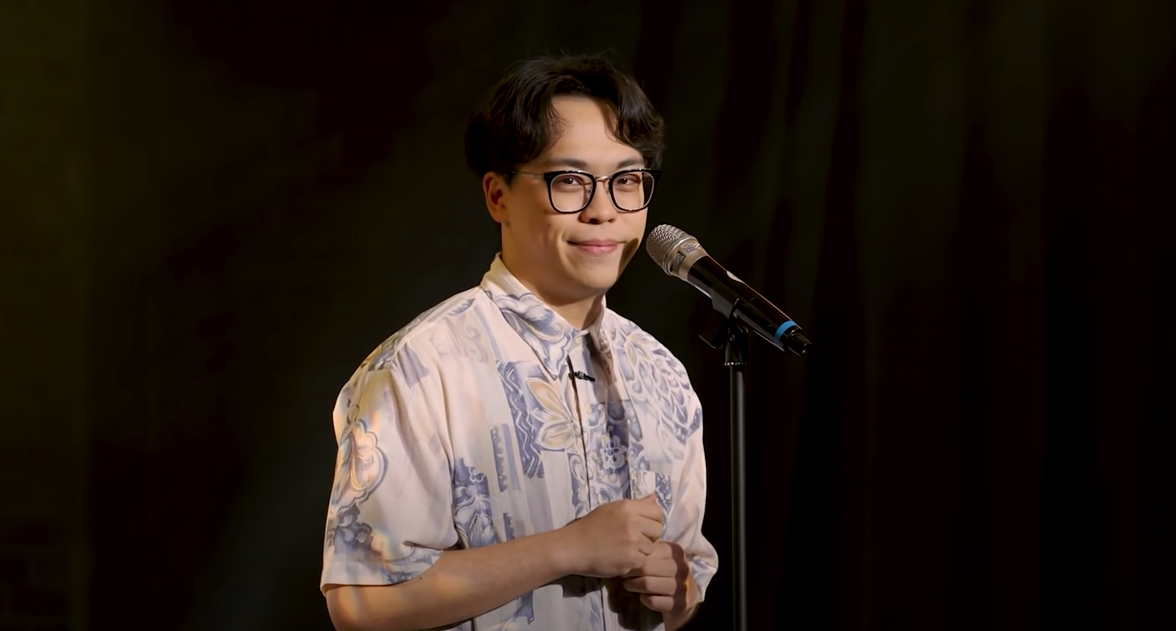 賀瓏模仿龍龍道歉影片偷笑的畫面。 圖：翻攝自賀瓏YouTube頻道