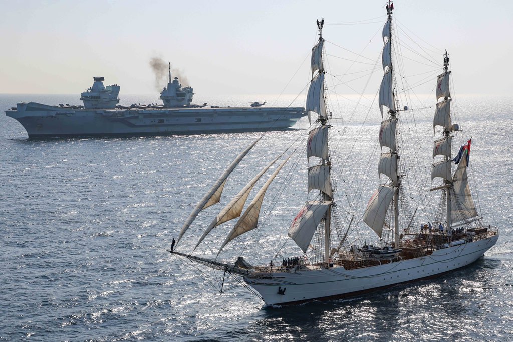 英國皇家海軍「伊麗莎白女王號(R08)」航母在阿拉伯海巧遇阿曼皇家海軍「沙巴布阿曼二世(Shabab Oman Ⅱ)」三桅帆船。 圖：翻攝 HMS Queen Elizabeth推特