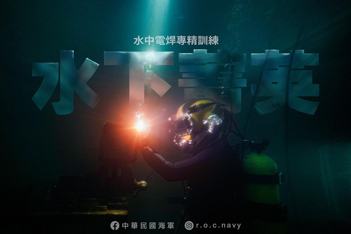 《中華民國海軍》臉書粉專1日PO出海軍水下作業大隊官兵執行「水中電焊專精訓練」照片。 圖：翻攝《中華民國海軍》臉書