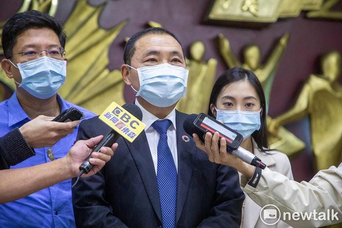 侯友宜說明，新北市暫不跟進開放八大行業復業，待能夠確保安全無虞後再來談開放。 圖：林昀真／攝