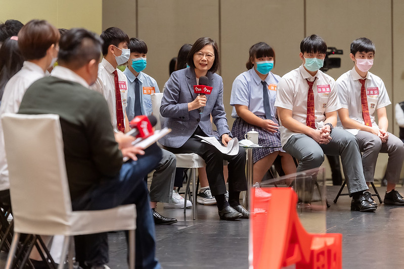 蔡英文總統參加今周刊主辦的「與高中生面對面論壇」。