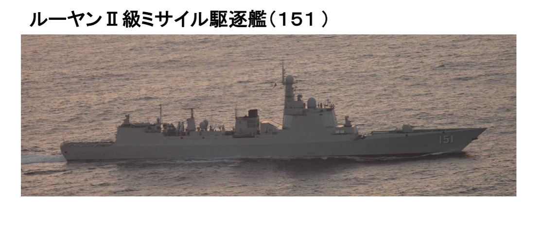 海上自衛隊31日在沖繩久米島西北偏西約140公里位置，發現解放軍「052C」飛彈驅逐艦「鄭州號(舷號151)」，向南駛向太平洋。 圖：翻攝日本防衛省統合幕僚監部網頁