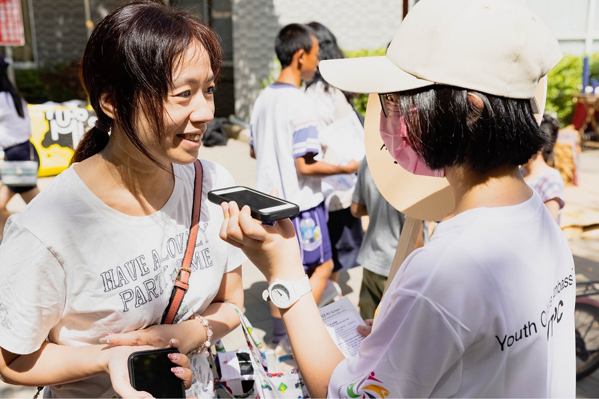 新北文化大使學員向民眾推廣多元文化及收集不同文化。 圖：新北市文化局提供