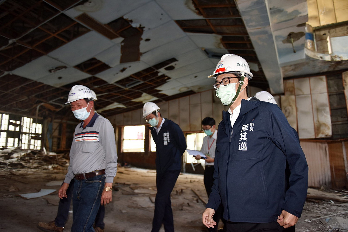 陳其邁(右)視察已廢棄多年的中都戲院。 圖:高雄市政府提供