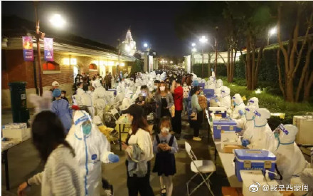 中國疫情延燒，多處進行封控管理，圖為上海大設篩檢站。