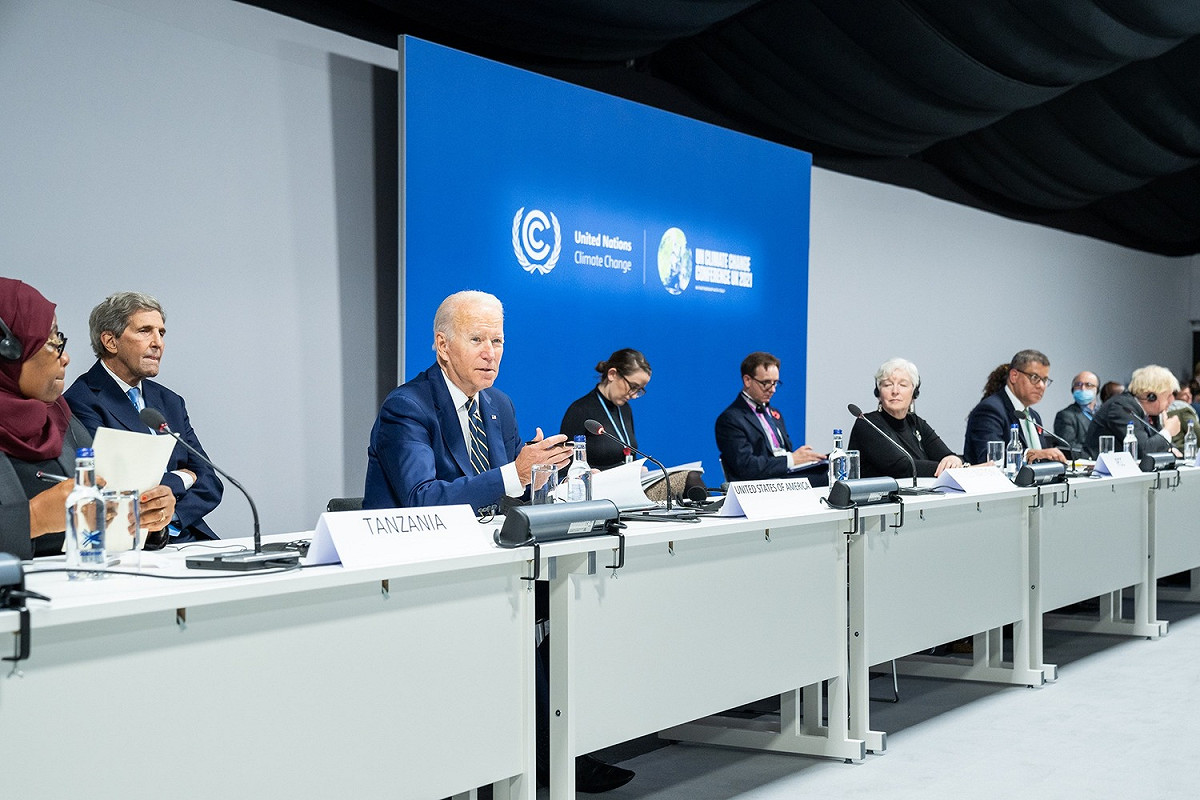 美國總統拜登在COP26為前總統川普當年領導美國退出巴黎氣候協定向世界各國領導人致歉。 圖：取自白宮臉書